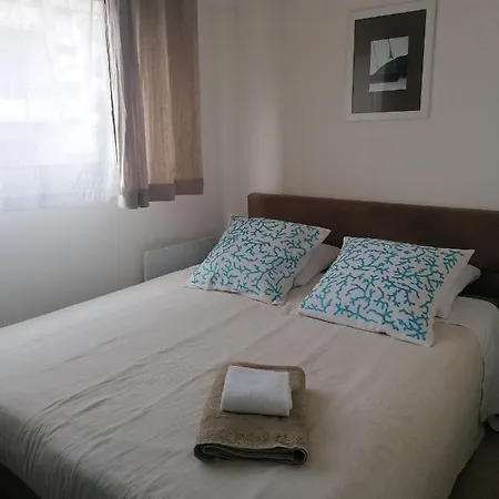 Double Avec Salle De Bain Commune, A 2 Min De La Croisette Cannes